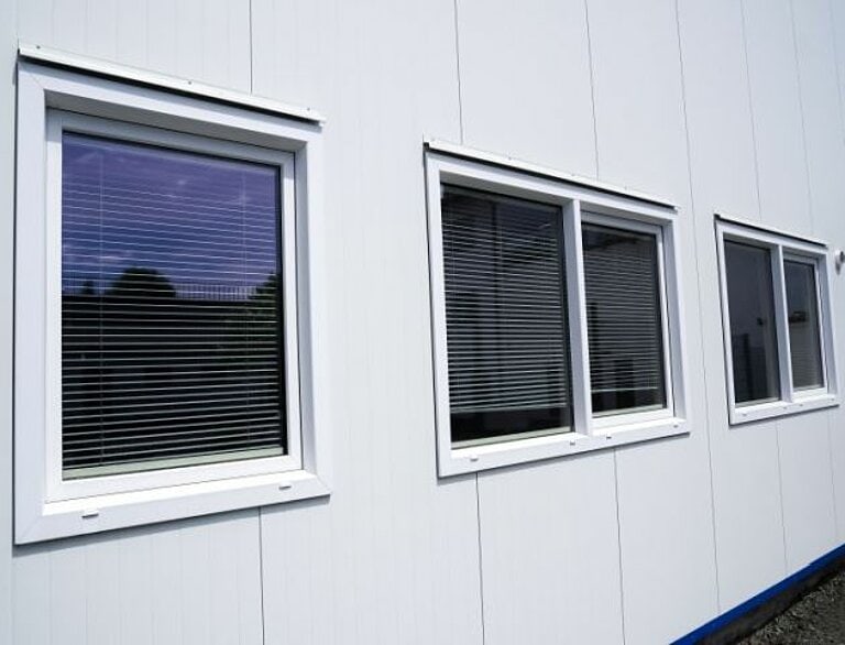 10_PACO_Produktionshalle_mit_Büro_Giebelseite_Ein-_und_Zweiflügelfenster