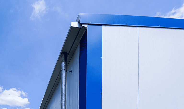 15_PACO_Produktionshalle_mit_Büro_Kantteile_in_enzianblau