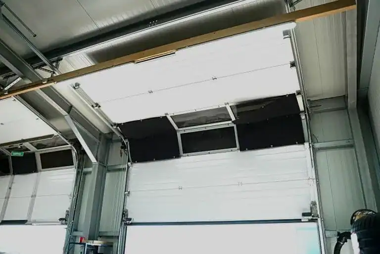 csm_05_PACO_KFZ-Werkstatthalle_waermegedaemmt_Sektionaltor_Elektroantrieb_959dc7d3ef